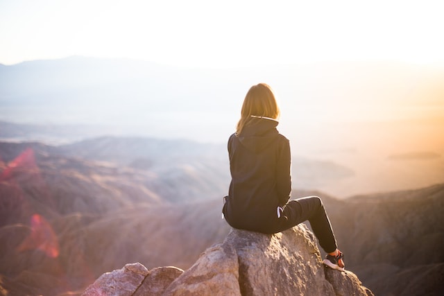 woman solo hiking with an amazing view in utah